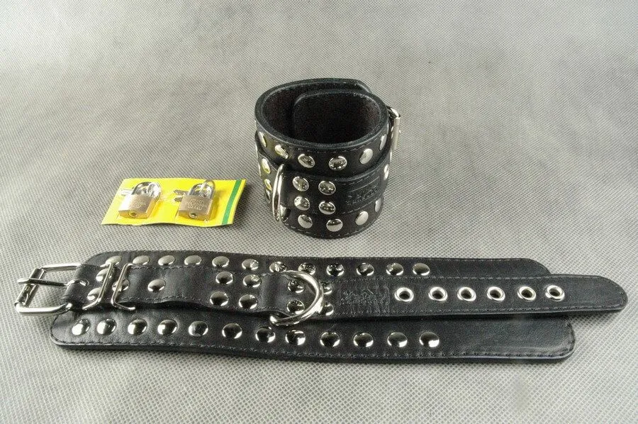 наручники декоративные клепаные beastly с замочками, черные в Краснодаре