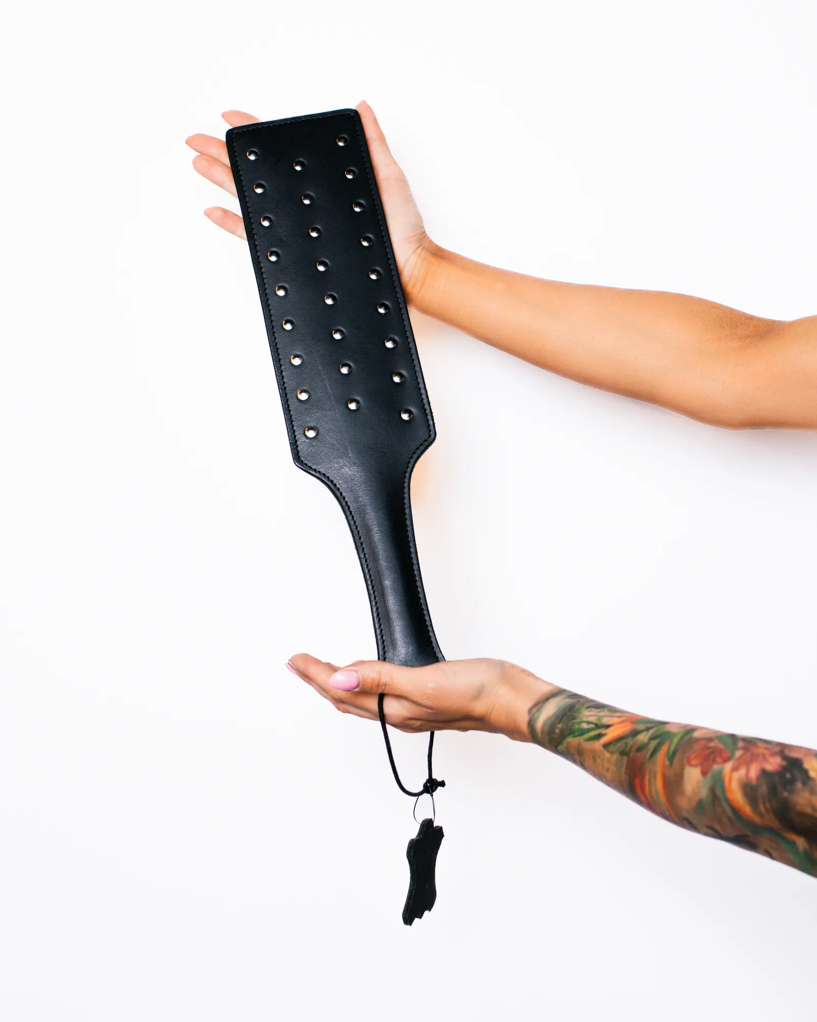 паддл (шлёпалка) scandal из натуральной кожи с клёпками (black) в Краснодаре