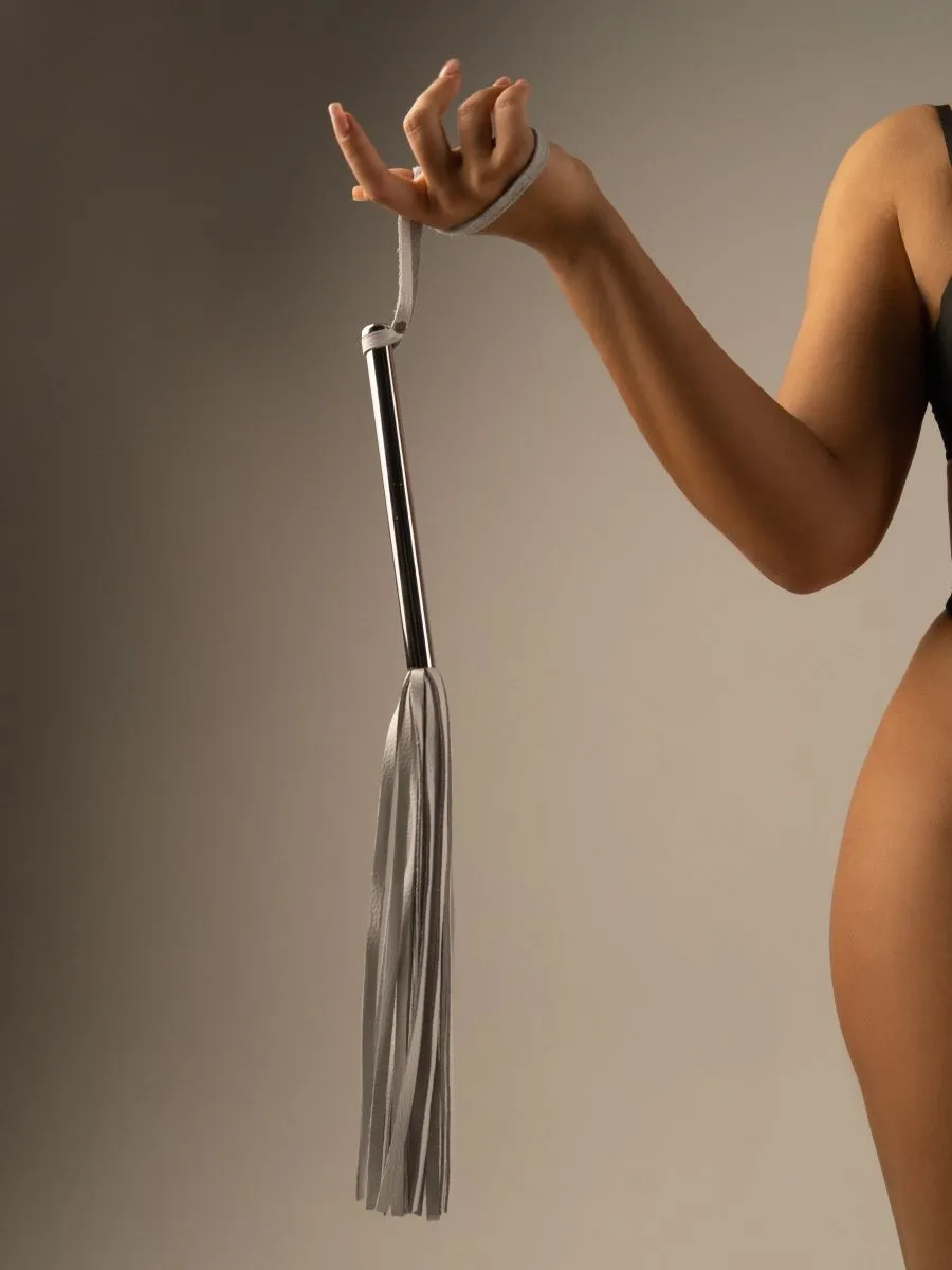 флоггер pinkrabbit из белой кожи с хромированной ручкой в Краснодаре