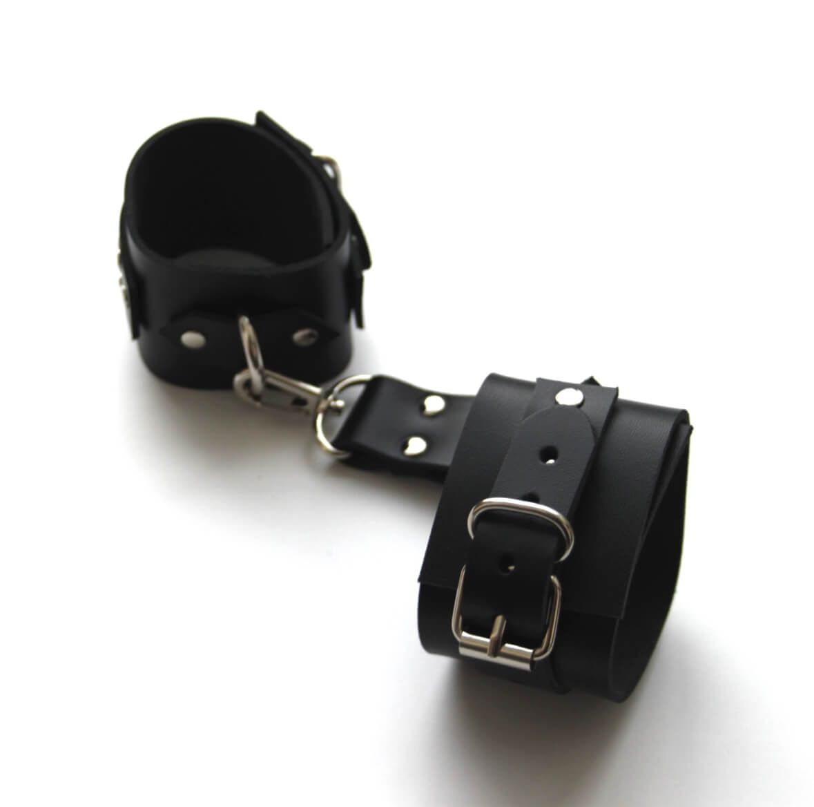 наручи декоративные кожаные pinkrabbit с карабином, черные в Краснодаре