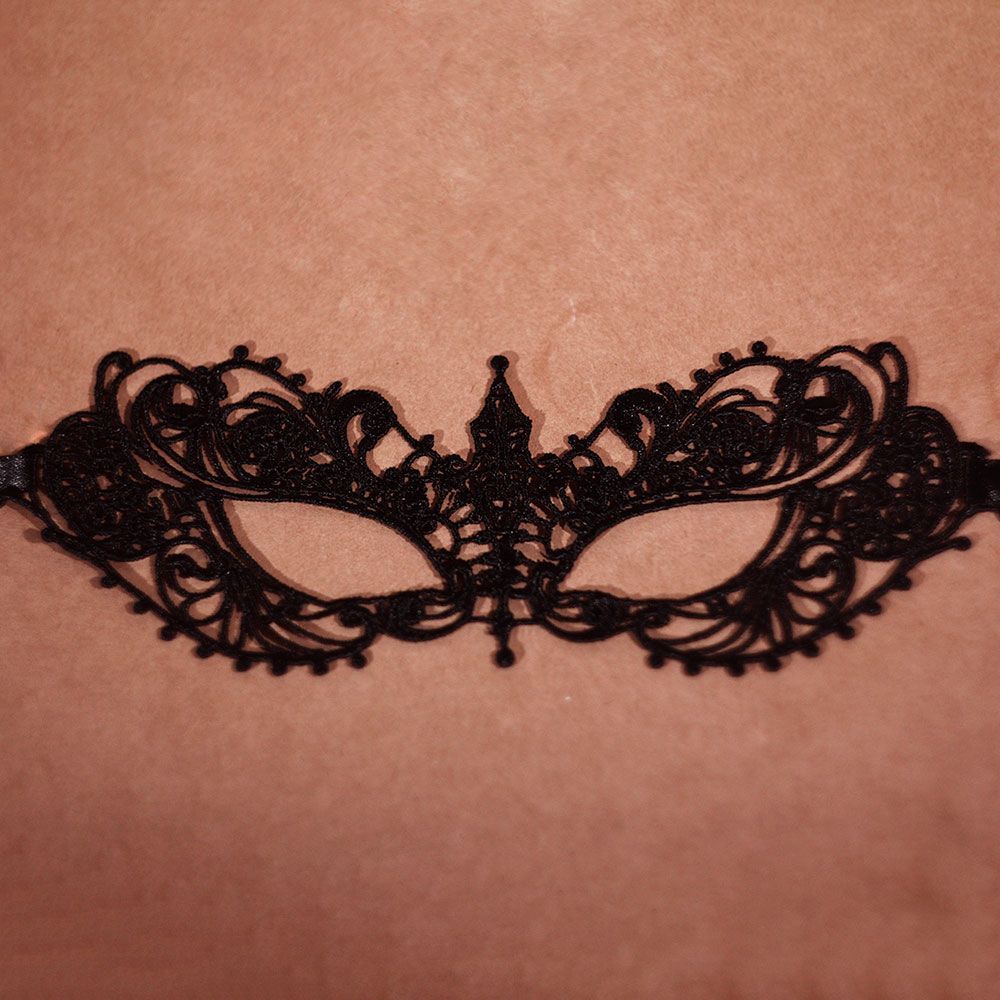 Маска на глаза маскарадная, черная