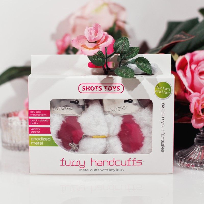 наручники декоративные с мехом shots beginner"s handcuffs furry, белые в Краснодаре