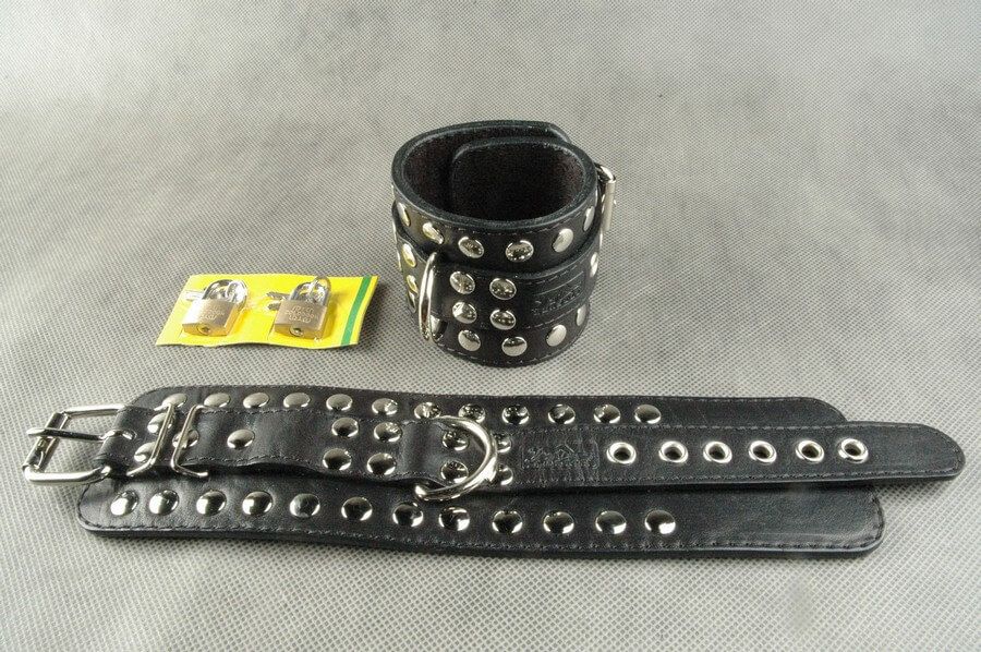 наручники декоративные клепаные beastly с замочками, черные в Краснодаре