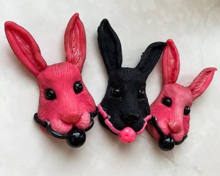 брошь pinkrabbit черный кролик с розовым кляпом, на магните в Краснодаре