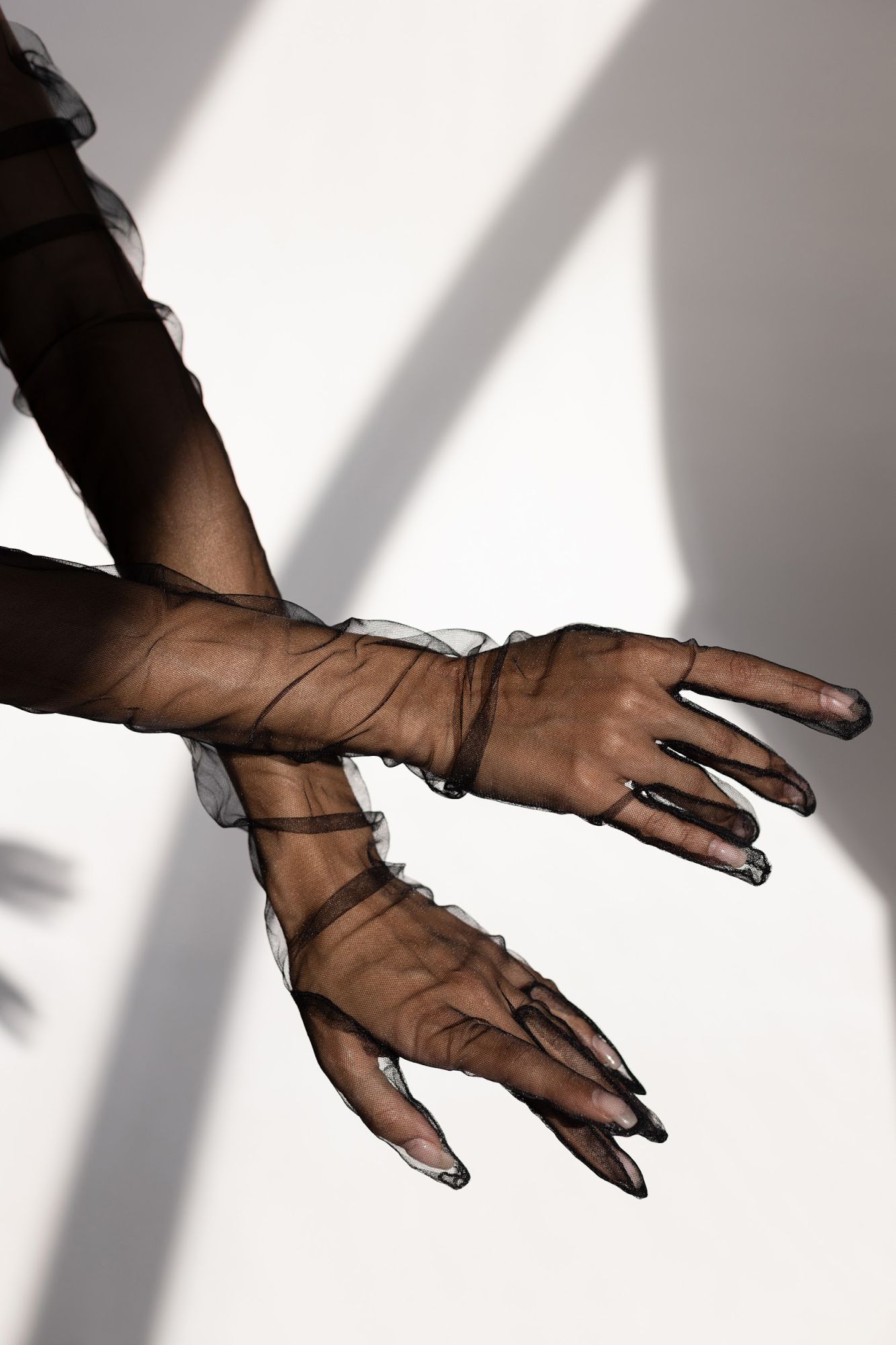 Перчатки длинные в сетку, черные