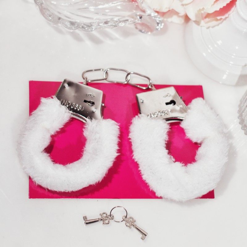 наручники декоративные с мехом shots beginner"s handcuffs furry, белые в Краснодаре
