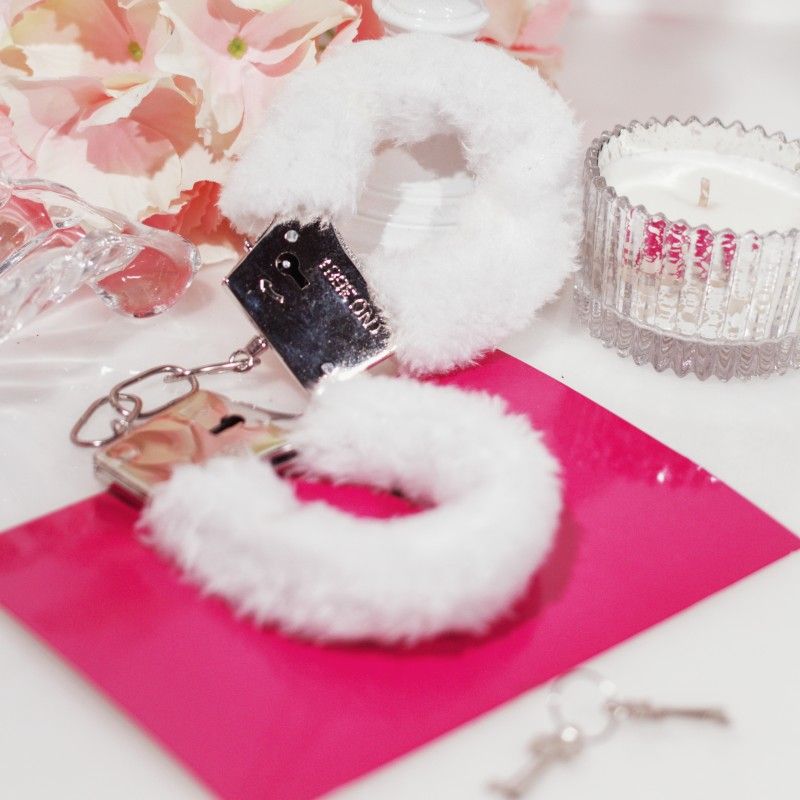 наручники декоративные с мехом shots beginner"s handcuffs furry, белые в Краснодаре