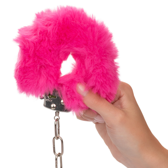 металлические наручники с искусственным мехом ultra fluffy furry cuffs-pink в Краснодаре